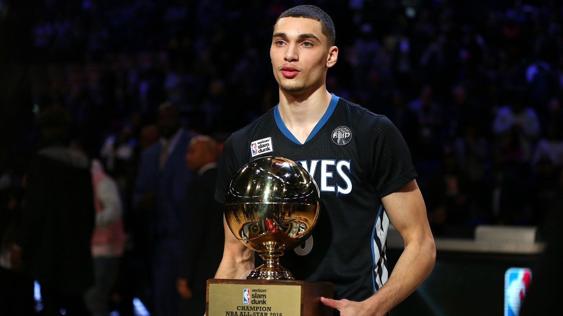 “腰旗橄榄球：东部新区赛场充满热血与战术”